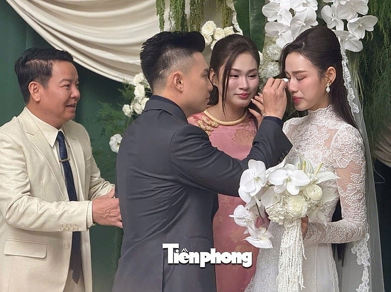 Hoa hậu Đỗ Thị Hà hạnh phúc trong ngày cưới