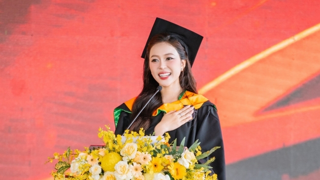 Hoa hậu Kiều Duy đạt loại giỏi, xúc động phát biểu trong lễ tốt nghiệp