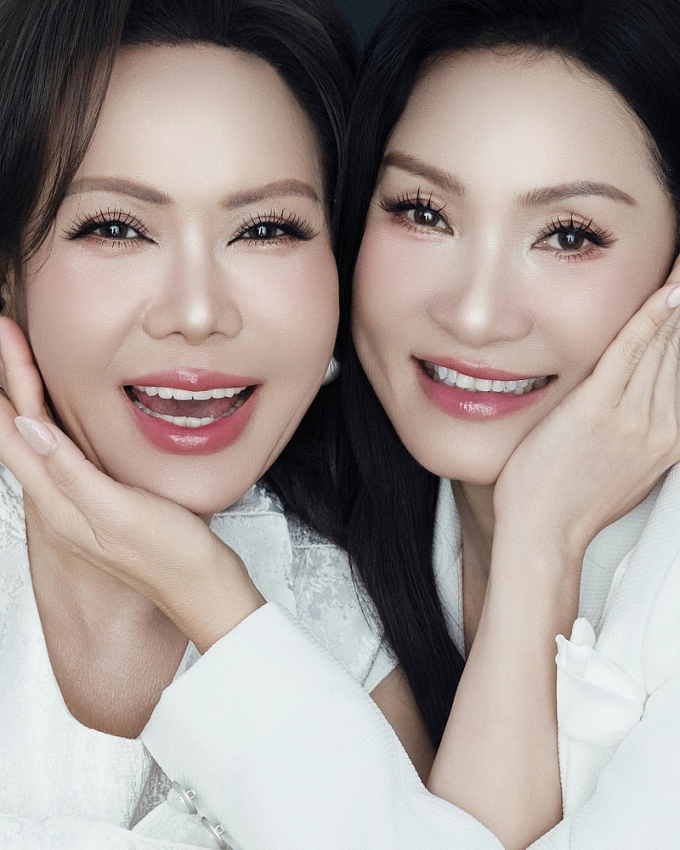 Việt Hương cùng Hồng Đào khiến fan trầm trồ với vẻ đẹp vượt thời gian Việt Hương cùng Hồng Đào khiến fan trầm trồ với vẻ đẹp vượt thời gian