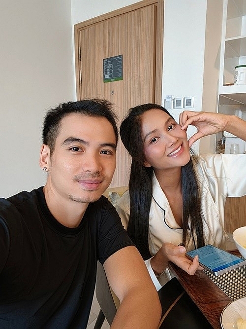 H’hen Niê mừng sinh nhật chồng nhiếp ảnh gia H’hen Niê mừng sinh nhật chồng nhiếp ảnh gia