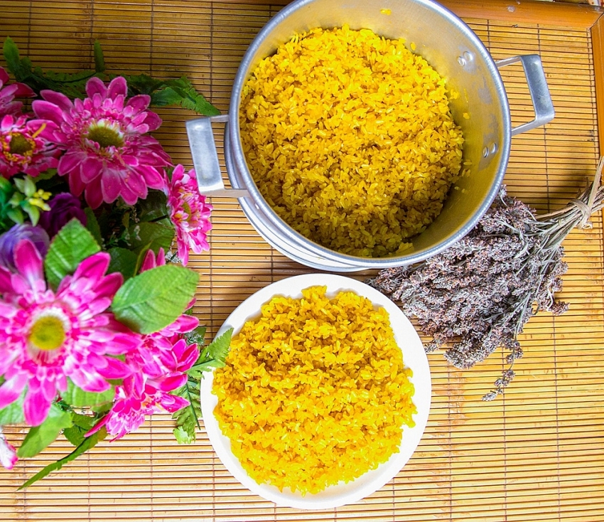 Món xôi vàng rực, dẻo thơm khiến du khách mê mẩn ở Tây Bắc