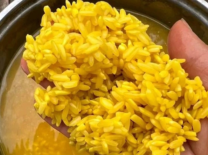 Món xôi vàng rực, dẻo thơm khiến du khách mê mẩn ở Tây Bắc