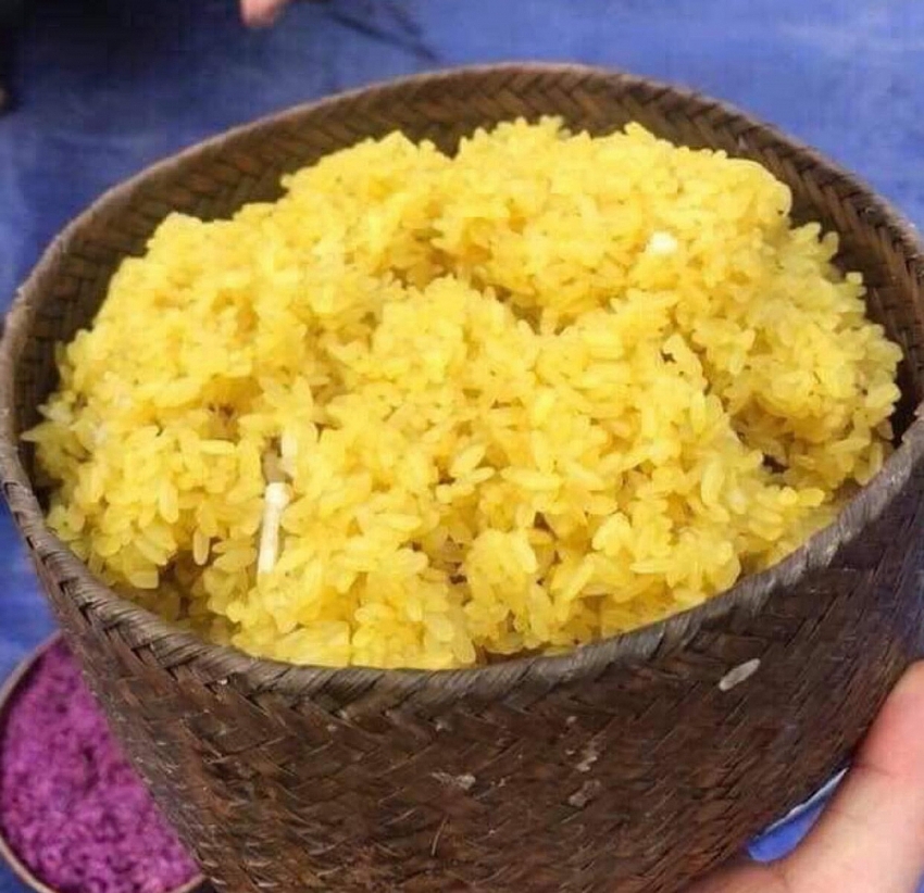 Món xôi vàng rực, dẻo thơm khiến du khách mê mẩn ở Tây Bắc