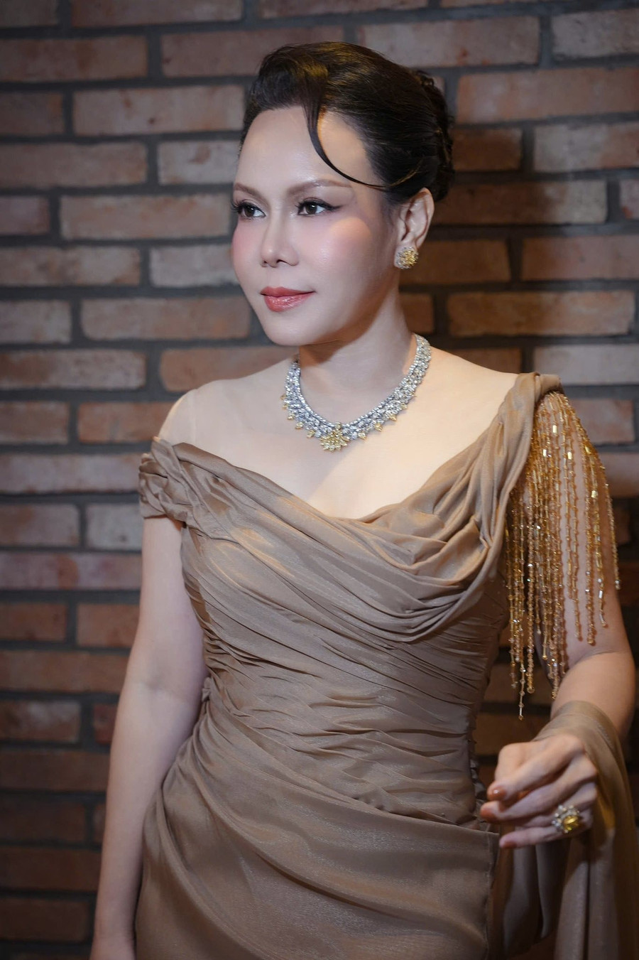 Việt Hương bức xúc lên tiếng trước đồn đoán thất thiệt, phủ nhận tin đồn qua đời