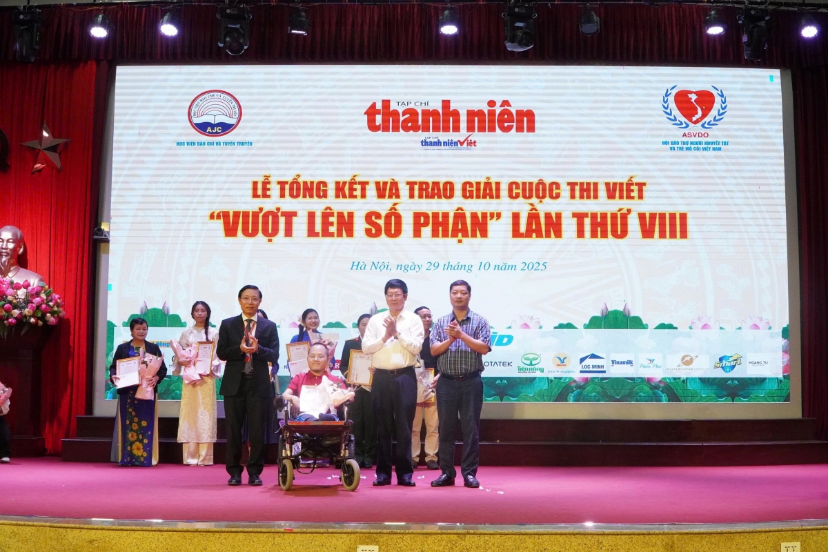 Ông Đỗ Mạnh Hùng - nguyên Phó nhiệm Văn phòng Quốc hội, Phó Chủ tịch Hội Bảo trợ người khuyết tật và trẻ mồ côi Việt Nam; TS Nguyễn Đức Toàn - Phó Giám đốc Học viện Báo chí và Tuyên truyền và ông Phạm Văn Quyết, Trưởng phòng vật tư Công ty CP Công nông nghiệp Tiến Nông trao giải A cho tác giả Phạm Sỹ Long