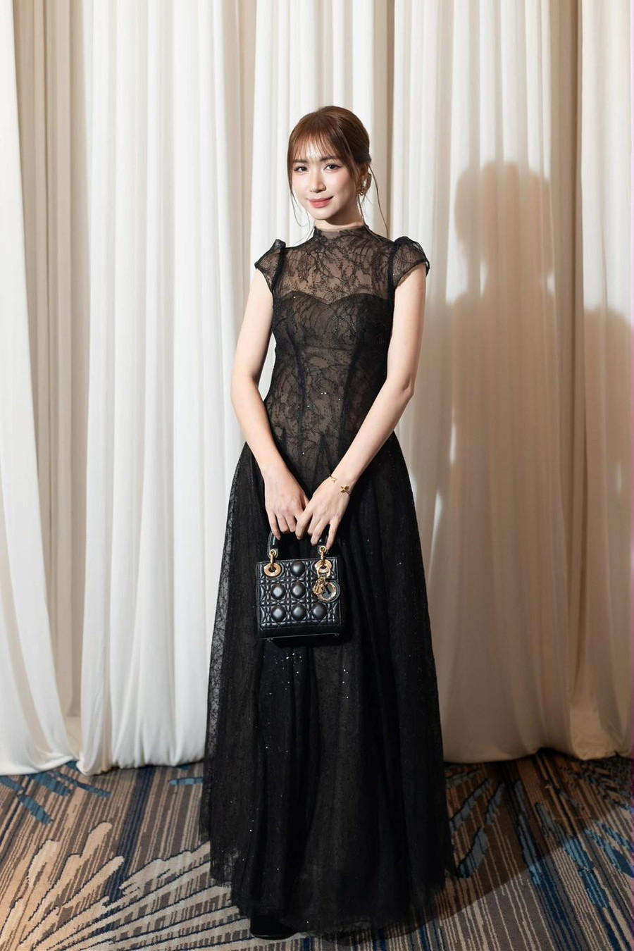 Hòa Minzy gửi gắm yêu thương, ủng hộ 100 triệu giúp người dân Huế vượt mưa lũ