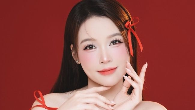 'Phú bà' Sam gây choáng vì nhan sắc ngọt ngào như tuổi 20