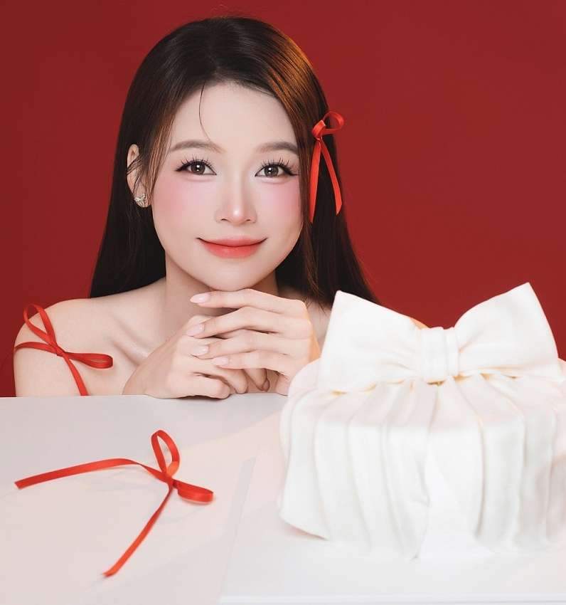 'Phú bà' Sam gây choáng vì nhan sắc ngọt ngào như tuổi 20 'Phú bà' Sam gây choáng vì nhan sắc ngọt ngào như tuổi 20