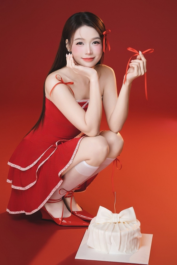 'Phú bà' Sam gây choáng vì nhan sắc ngọt ngào như tuổi 20 'Phú bà' Sam gây choáng vì nhan sắc ngọt ngào như tuổi 20