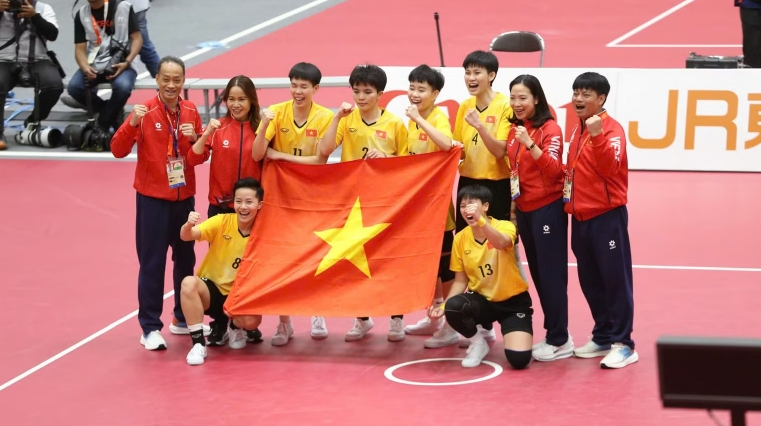 Đội tuyển cầu mây nữ được thưởng nóng sau khi đem về cho Đoàn Việt Nam chiếc HCV thứ 3