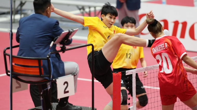 Đội tuyển cầu mây nữ được thưởng nóng sau khi đem về cho Đoàn Việt Nam chiếc HCV thứ 3