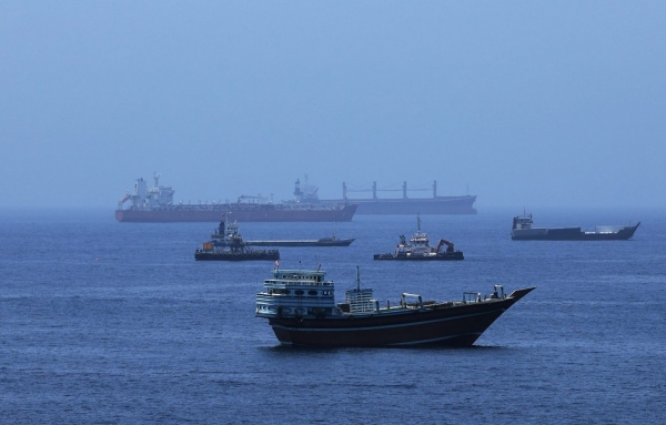 Dòng dầu qua Hormuz phục hồi, thị trường vẫn chịu nhiều sức ép