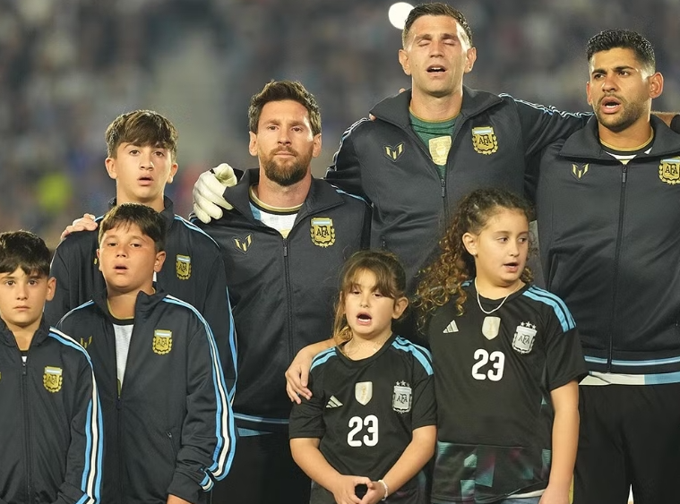 Messi khép lại 21 năm khoác áo đội tuyển Argentina