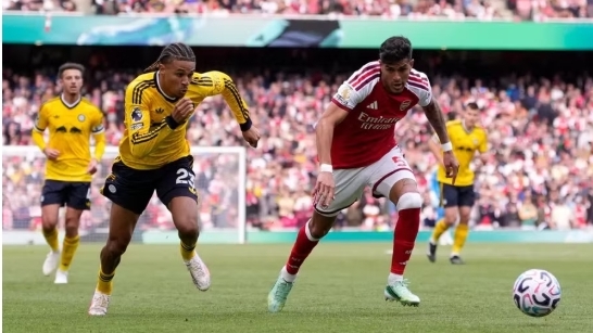 Arsenal trả giá đắt sau trận thắng Leeds