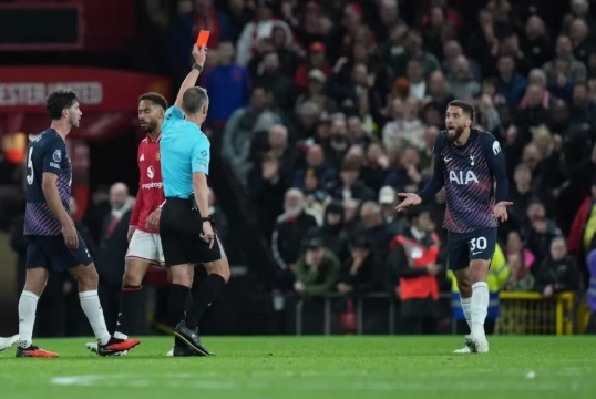 HLV Man Utd phát biểu cay đắng sau trận hòa Tottenham
