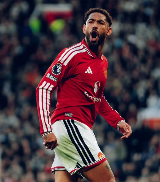 Tiền đạo Man Utd bị CĐV kêu gọi thay ra giữa trận đấu với Tottenham