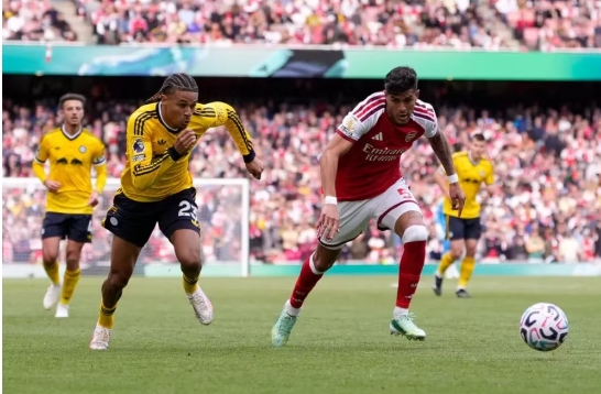 Arsenal trả giá đắt sau trận thắng Leeds