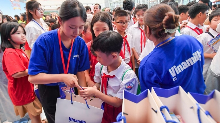 Vinamilk lan tỏa yêu thương cùng “Chắp cánh tuổi thơ”
