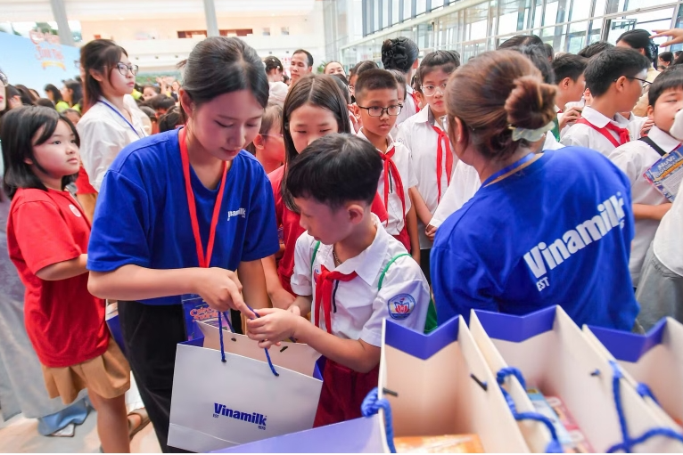 Vinamilk lan tỏa yêu thương cùng “Chắp cánh tuổi thơ”