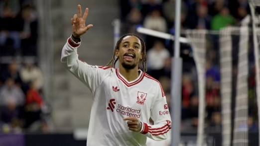 Tiền đạo Pháp đi vào lịch sử Liverpool