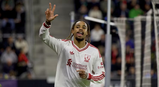 Tiền đạo Pháp đi vào lịch sử Liverpool