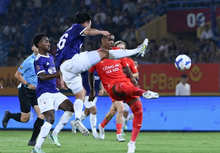 Hà Nội FC thắng trận derby Thủ đô, Công an Hà Nội mất ngôi đầu V.League