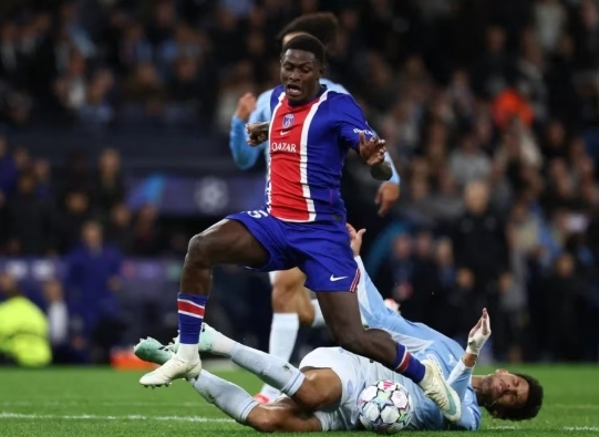 PSG mất chốt chặn quan trọng trước đại chiến Barcelona