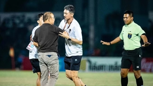 Ronaldo nổi giận sau pha đá hỏng phạt đền