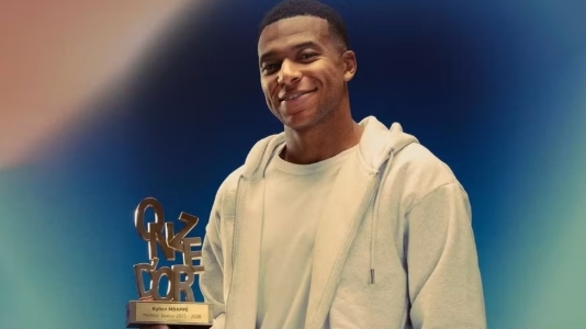 Được vinh danh, Mbappe có thoát được "dớp" Quả bóng Vàng?
