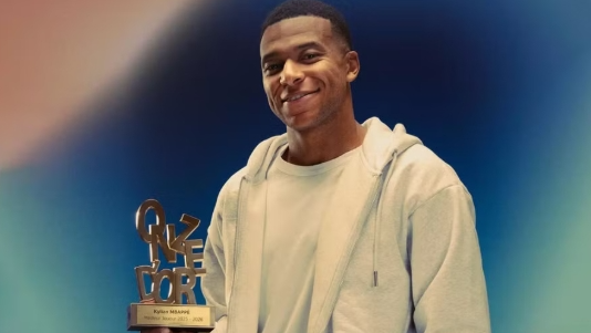 Được vinh danh, Mbappe có thoát được "dớp" Quả bóng Vàng?