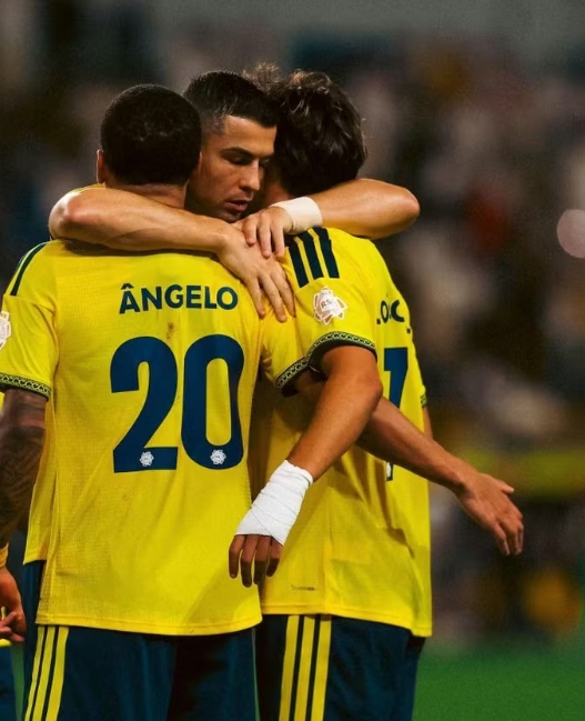 Ronaldo nổi giận sau pha đá hỏng phạt đền