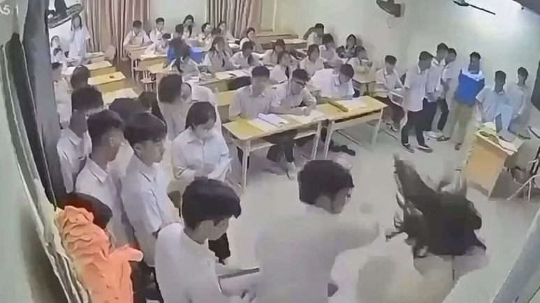Công an Hà Nội khởi tố nam sinh đấm cô giáo chủ nhiệm giữa lớp
