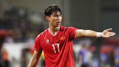 HLV Bayern Munich ngã quỵ trên sân, nhập viện khẩn cấp