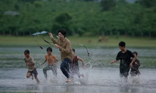 Đen kể chuyện trẻ em Tây Nguyên qua MV ‘Những em bé mặt trời’