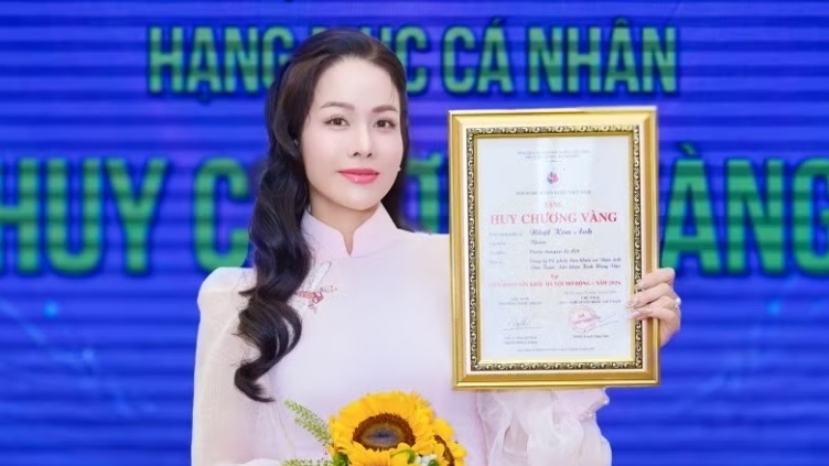Vở Cuốn truyện bị đốt mang về Huy chương Vàng cho Nhật Kim Anh