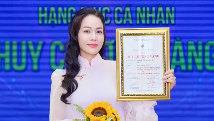 Vở Cuốn truyện bị đốt mang về Huy chương Vàng cho Nhật Kim Anh