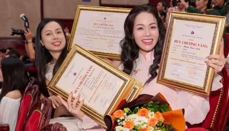 Vở Cuốn truyện bị đốt mang về Huy chương Vàng cho Nhật Kim Anh