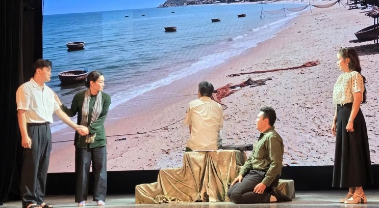 Vở Cuốn truyện bị đốt mang về Huy chương Vàng cho Nhật Kim Anh