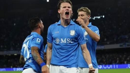 Roma níu chân Napoli, Lazio chiếm đỉnh Serie A