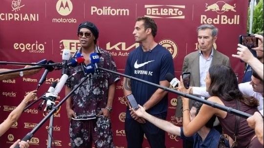 Ronaldinho tái xuất khó tin ở tuổi 46