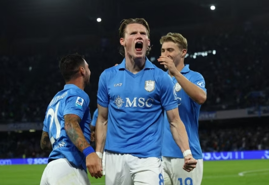 Roma níu chân Napoli, Lazio chiếm đỉnh Serie A
