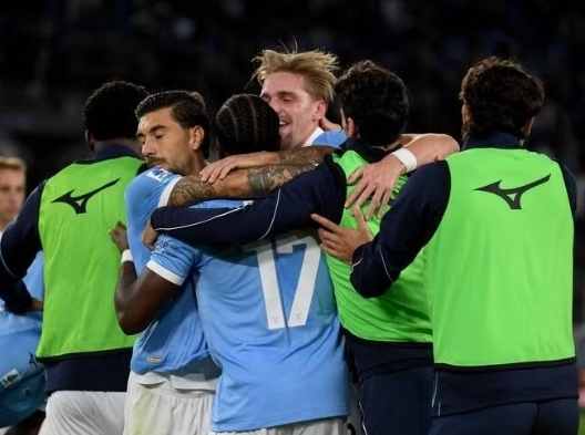 Roma níu chân Napoli, Lazio chiếm đỉnh Serie A