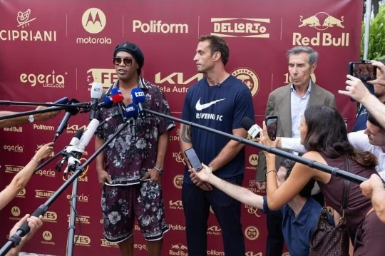 Ronaldinho tái xuất khó tin ở tuổi 46