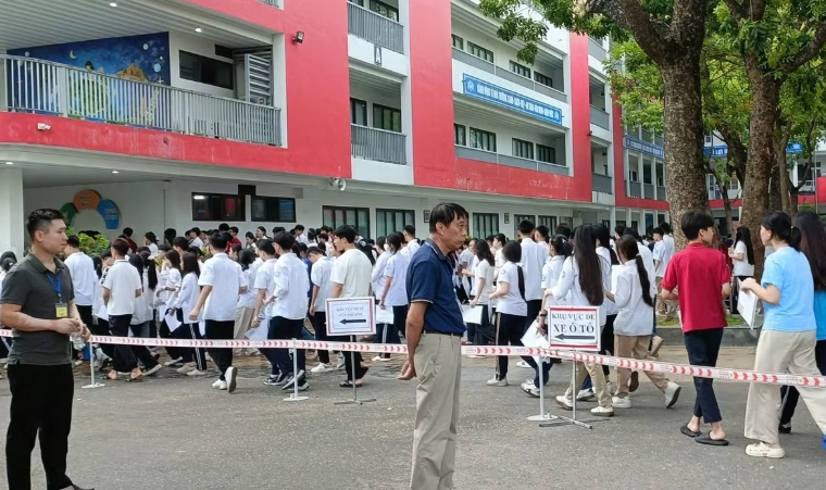 Thi vào lớp 10 hai môn: Giảm áp lực hay khiến học sinh học lệch? Thi vào lớp 10 hai môn: Giảm áp lực hay khiến học sinh học lệch?