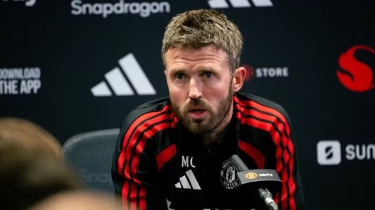Vì sao Man Utd chưa sa thải HLV Carrick trước trận Chelsea?