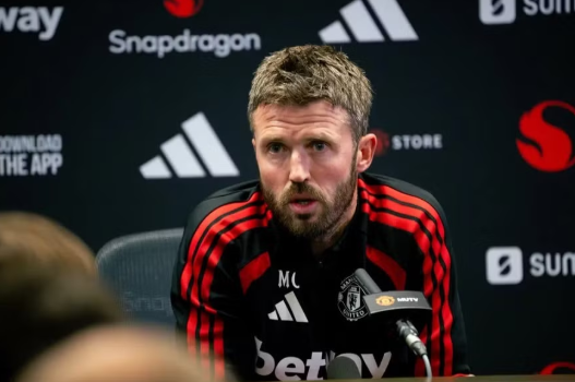 Vì sao Man Utd chưa sa thải HLV Carrick trước trận Chelsea?