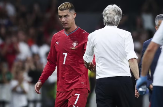 Ronaldo bất ngờ trở lại tuyển Bồ Đào Nha Ronaldo bất ngờ trở lại tuyển Bồ Đào Nha