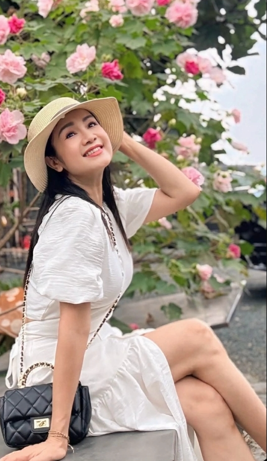 Sao Việt: NSND Thu Hà rạng rỡ, Hoa hậu Đền Hùng Giáng My đẹp yêu kiều Sao Việt: NSND Thu Hà rạng rỡ, Hoa hậu Đền Hùng Giáng My đẹp yêu kiều