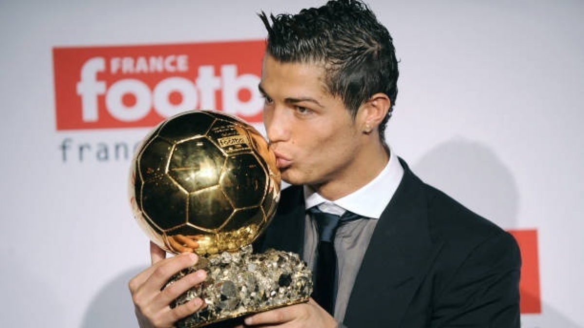 Cristiano Ronaldo ‘vượt mặt’ Messi, giành danh hiệu Quả bóng vàng mọi thời đại
