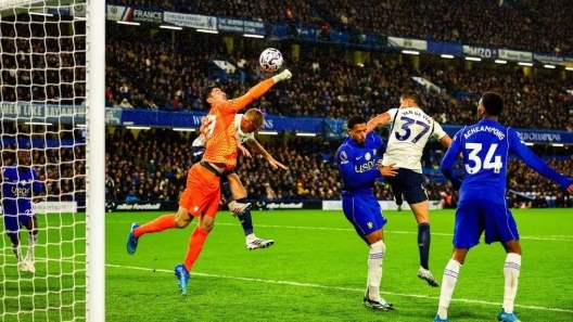 Chelsea đón tin vui bất ngờ từ thủ thành Martinez